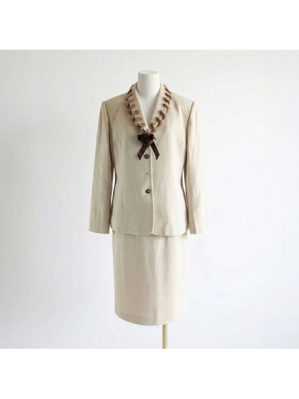 Lord & Taylor Cream Pencil Skirt - Classic Workwear Staple